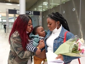 Francia. Madre e hija se reúnen en Francia.
